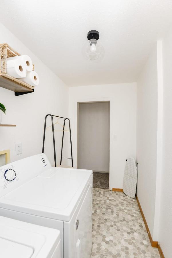 New Remodeled Townhome In Central Fargo Exterior photo